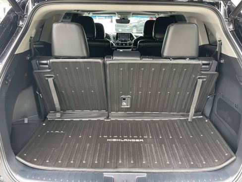 Used 2022 Toyota Highlander XLE FWD image 28