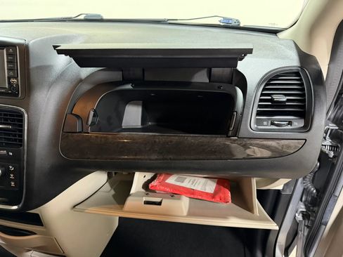 Used 2019 Dodge Grand Caravan SE FWD image 32