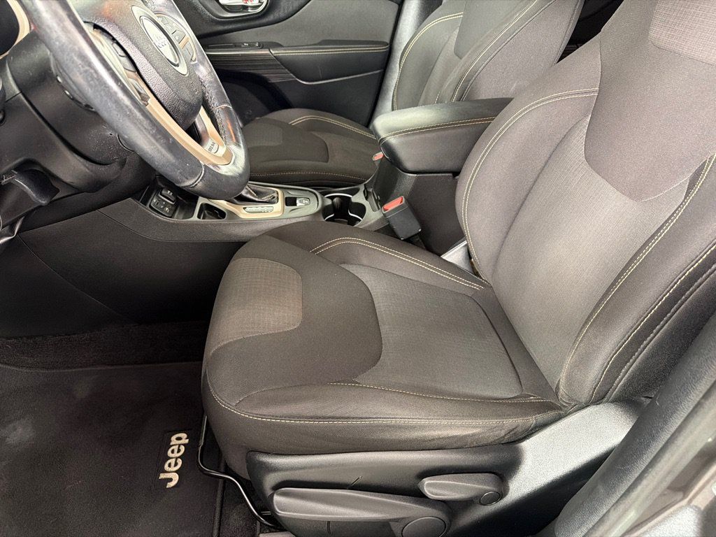 Used 2017 Jeep Cherokee Latitude FWD image 11