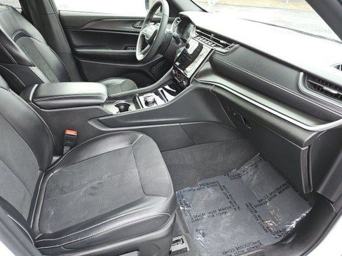 Used 2024 Jeep Grand Cherokee Altitude image 11