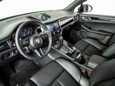 New 2026 Porsche Macan image 4