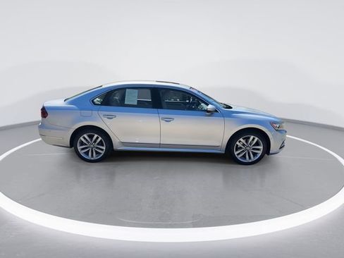 Used 2017 Volkswagen Passat 1.8T SEL Premium FWD image 8