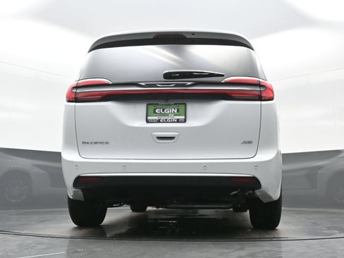 New 2027 Chrysler Pacifica Select AWD/4WD image 18