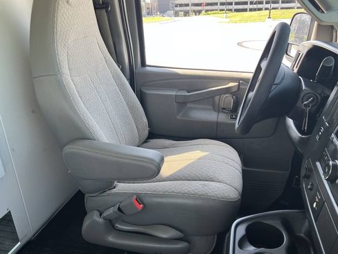 Used 2016 Chevrolet Express 2500 RWD image 12