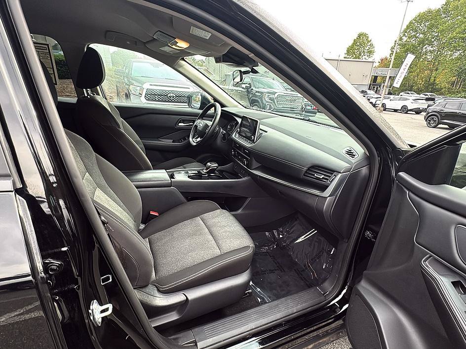 Certified 2025 Nissan Rogue SV FWD image 24