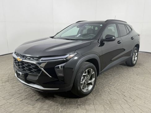Used 2025 Chevrolet Trax LT w/ LT Convenience Package FWD image 3