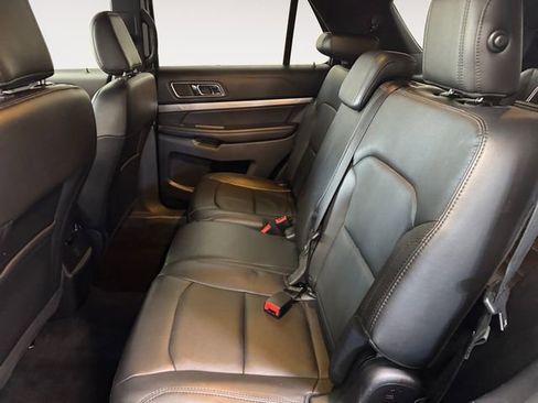 Used 2018 Ford Explorer XLT w/ Equipment Group 202A AWD/4WD image 21