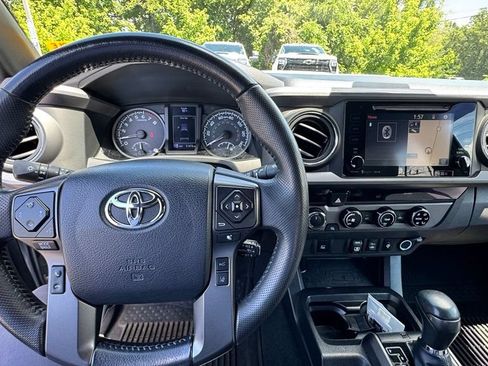 Used 2018 Toyota Tacoma TRD Sport AWD/4WD image 9