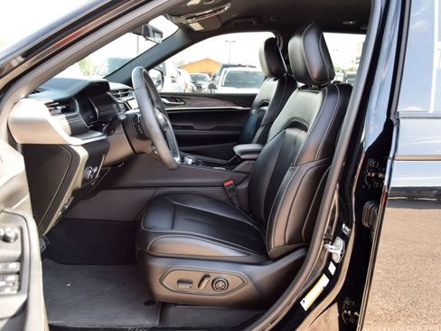 Used 2025 Jeep Grand Cherokee Limited w/ Black Appearance Package AWD/4WD image 18