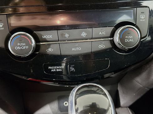 Used 2018 Nissan Rogue SL FWD image 23