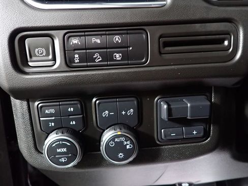 Used 2023 Chevrolet Tahoe Z71 w/ Z71 Off-Road Package AWD/4WD image 28