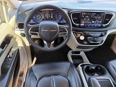 Used 2023 Chrysler Pacifica Touring-L image 26