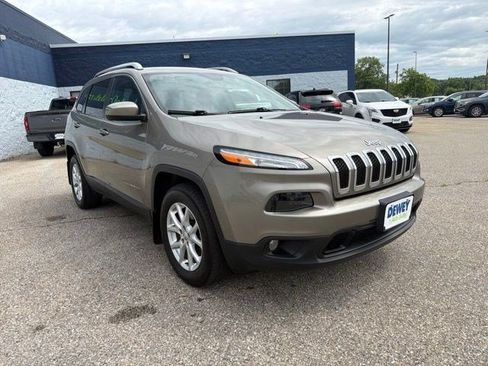 Used 2017 Jeep Cherokee Latitude w/ Cold Weather Group AWD/4WD image 6