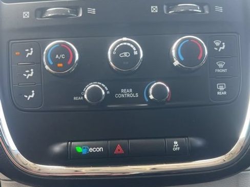 Used 2018 Dodge Grand Caravan SE w/ UConnect Hands-Free Group FWD image 16