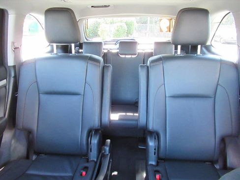 Used 2019 Toyota Highlander XLE image 26