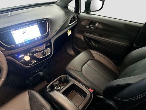 New 2026 Chrysler Pacifica Select image 23