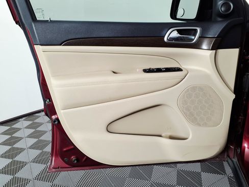 Used 2018 Jeep Grand Cherokee Laredo RWD image 16