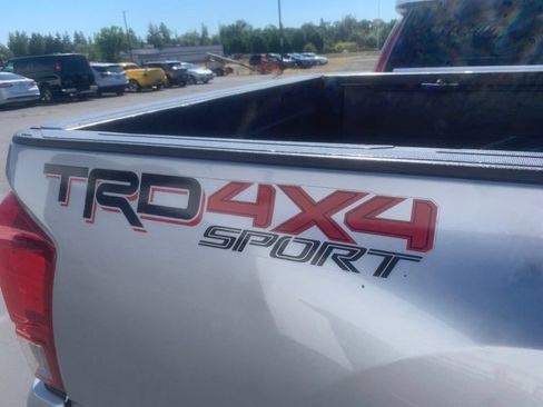 Used 2017 Toyota Tacoma TRD Sport w/ Tow Package AWD/4WD image 8