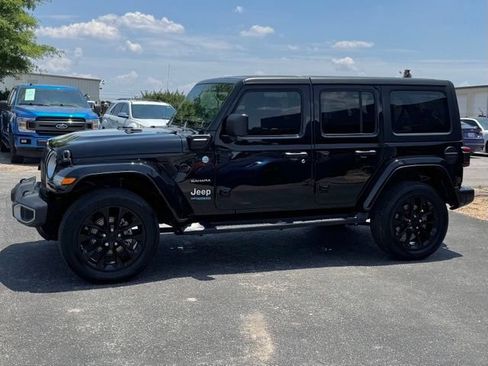Used 2021 Jeep Wrangler Unlimited Sahara w/ Cold Weather Group AWD/4WD image 4