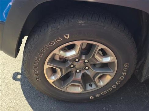 Used 2019 Jeep Cherokee Trailhawk w/ Cold Weather Group AWD/4WD image 6