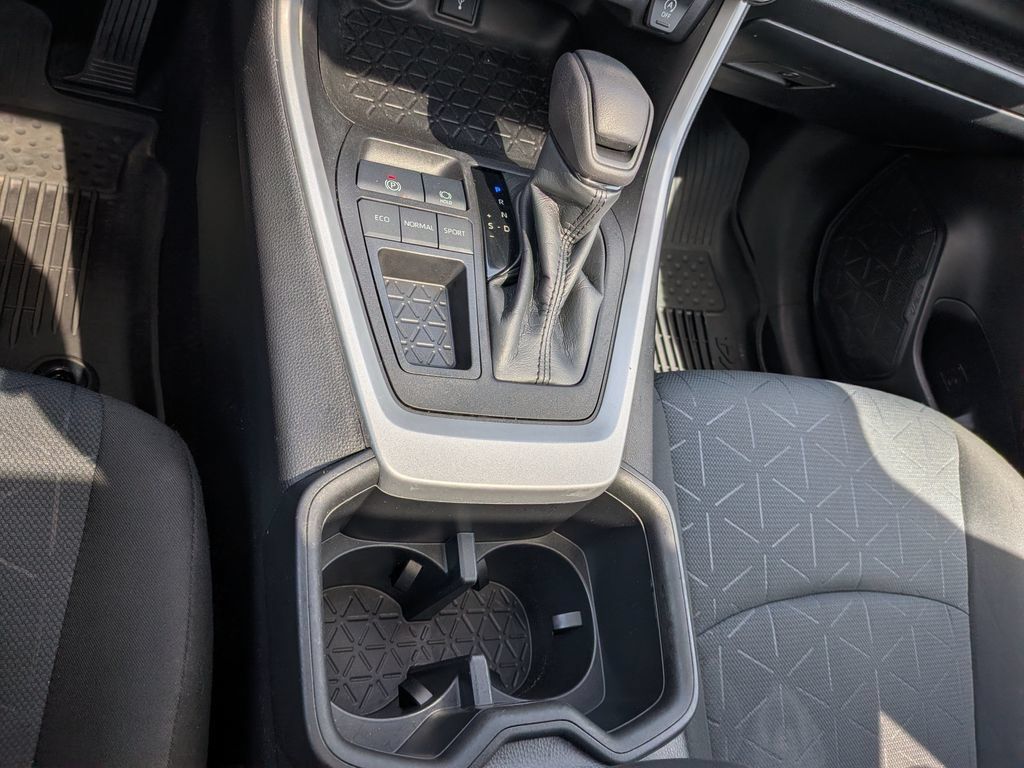 Used 2022 Toyota RAV4 XLE w/ Convenience Package FWD image 22