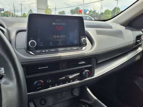 Used 2025 Nissan Rogue SV FWD image 25