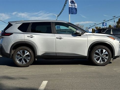 Used 2023 Nissan Rogue SV image 3