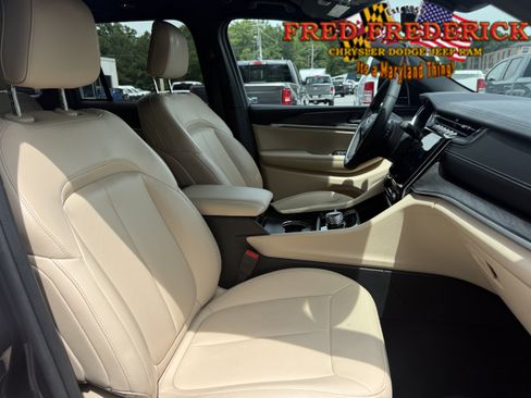 Used 2025 Jeep Grand Cherokee Limited AWD/4WD image 12