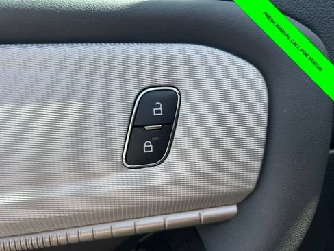 Used 2025 Ford Explorer Active AWD/4WD image 25