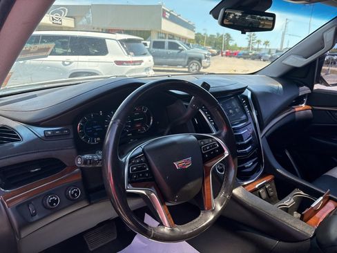Used 2018 Cadillac Escalade Luxury AWD/4WD image 14