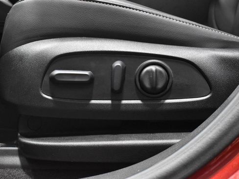 Used 2023 GMC Acadia SLT w/ Preferred Package image 4