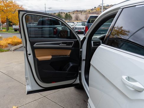 Used 2022 Volkswagen Atlas Cross Sport SEL Premium R-Line image 17