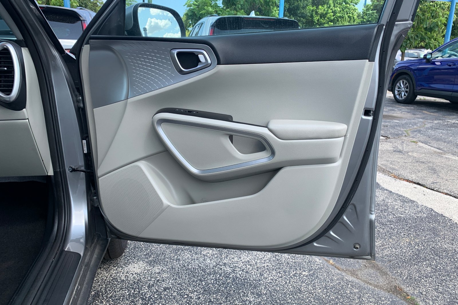 Used 2025 Kia Soul LX w/ LX Technology Package FWD image 20