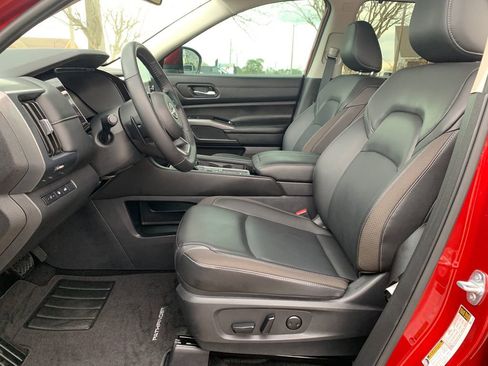 Used 2025 Nissan Pathfinder SL image 21