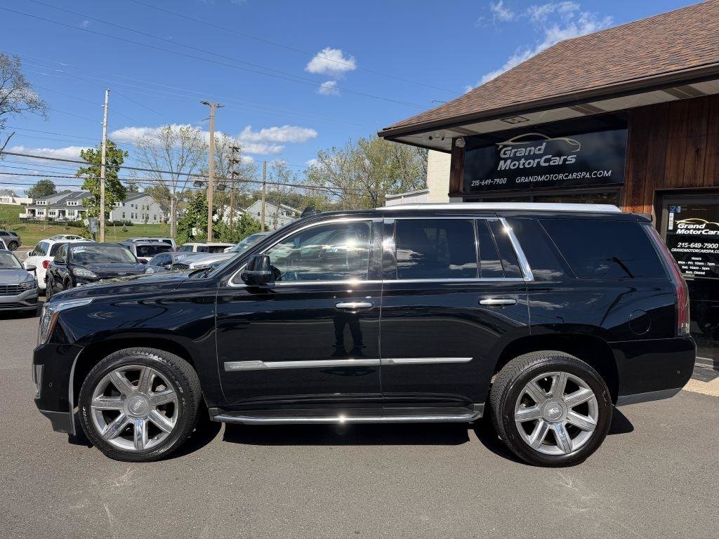 Used 2017 Cadillac Escalade Luxury AWD/4WD image 2