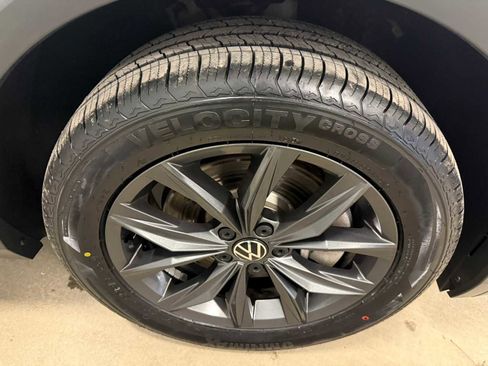 Certified 2022 Volkswagen Tiguan SE image 12
