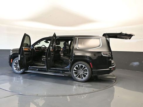 Used 2022 Jeep Grand Wagoneer Series III image 38