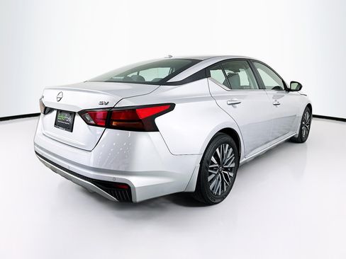Used 2024 Nissan Altima 2.5 SV FWD image 9