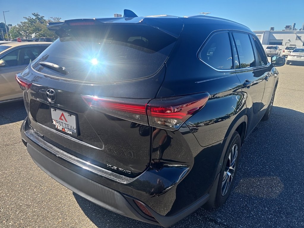 Used 2024 Toyota Highlander XLE AWD/4WD image 5