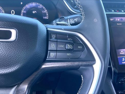 Used 2023 Jeep Grand Cherokee Limited AWD/4WD image 25