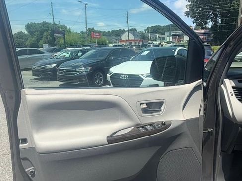 Used 2015 Toyota Sienna XLE FWD image 10