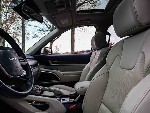 Certified 2023 Kia Telluride EX w/ EX Captain's Chair Package image 8