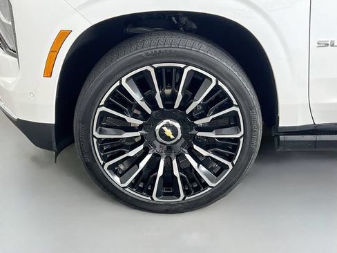 Used 2025 Chevrolet Suburban High Country AWD/4WD image 31