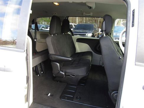 Used 2019 Dodge Grand Caravan SE w/ UConnect Hands-Free Group image 28