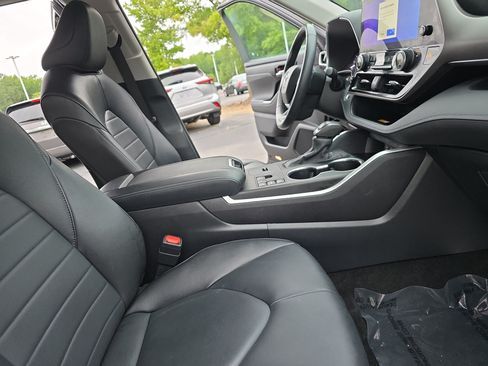 Used 2024 Toyota Highlander XLE FWD image 10