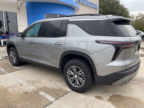 Used 2025 Chevrolet Traverse LT image 7