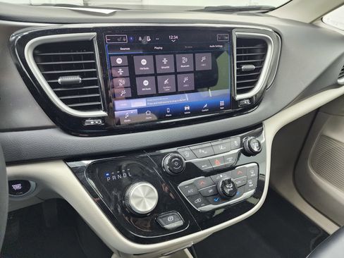 Used 2024 Chrysler Pacifica Touring-L image 12