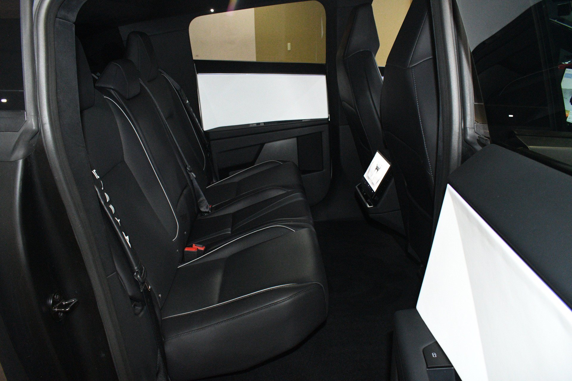 Used 2024 Tesla Cybertruck AWD Crew Cab image 50