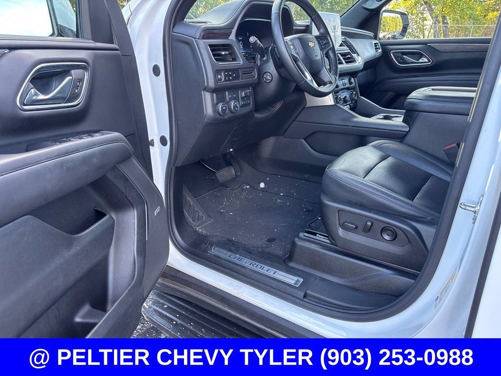 Used 2024 Chevrolet Suburban LT w/ Luxury Package RWD image 12