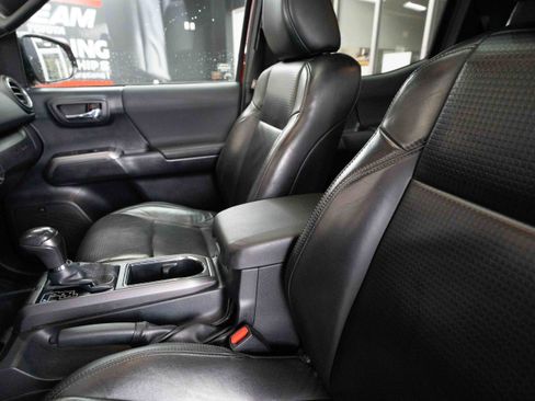 Used 2019 Toyota Tacoma TRD Off-Road image 10